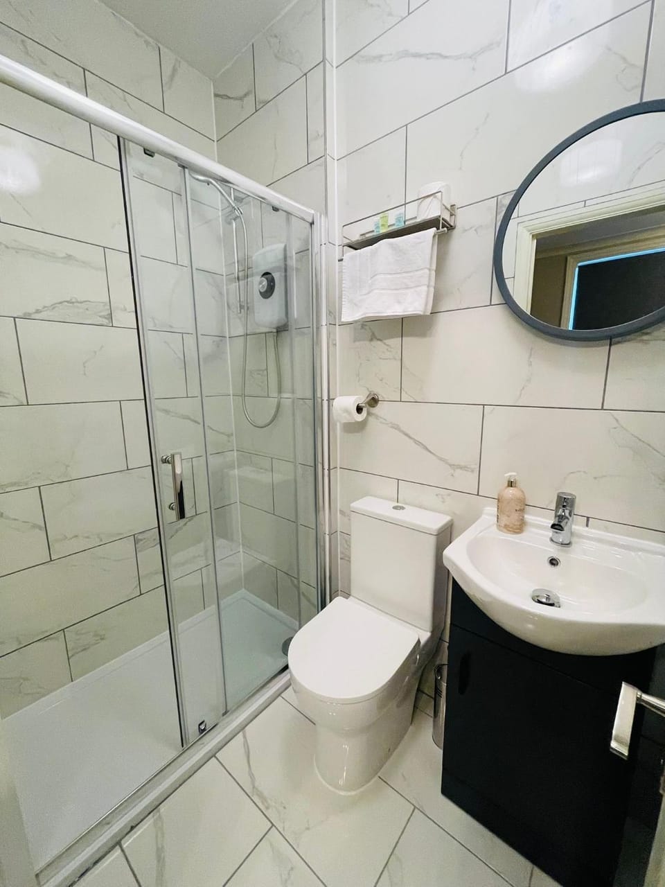 Shower, Toilet, Bathroom, bidet, towels