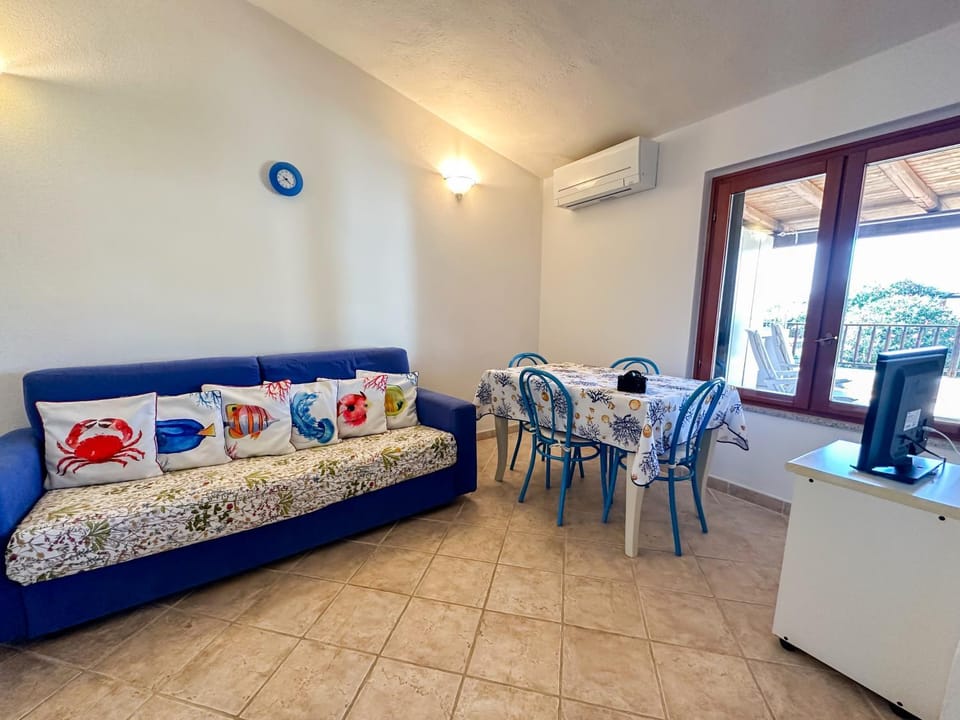 Seating area, Dining area, air conditioner