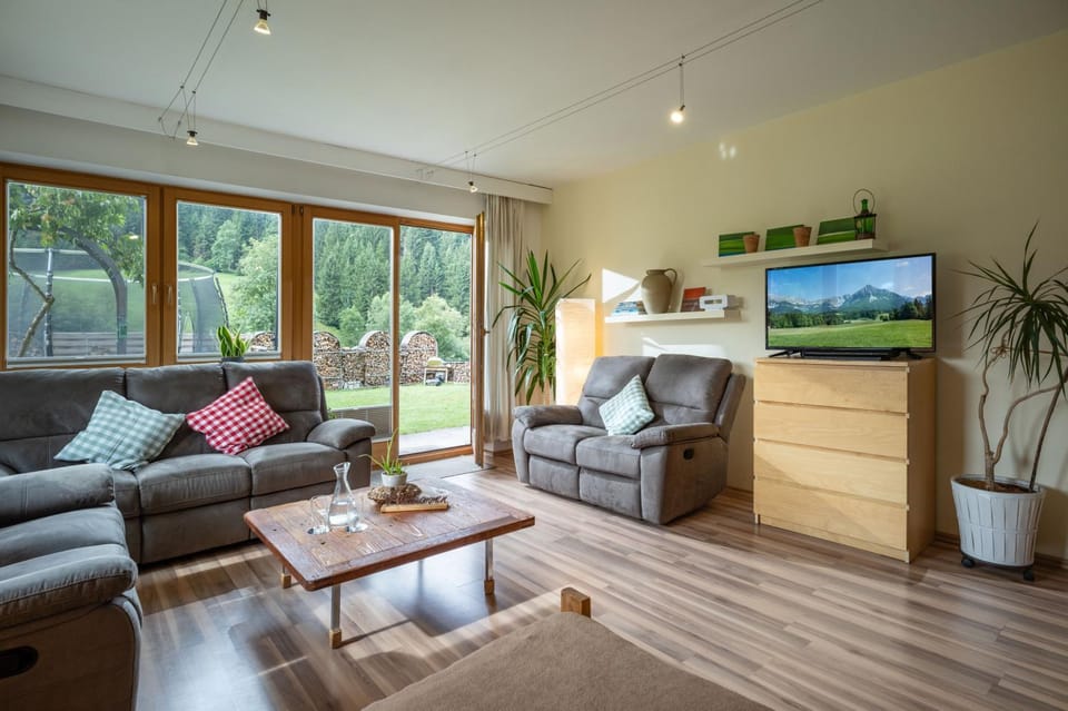 Garden, TV and multimedia, Living room, Seating area, Garden view
