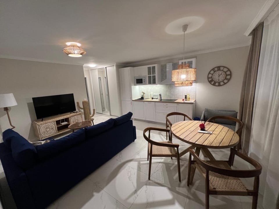 TV and multimedia, Living room, Seating area, Dining area