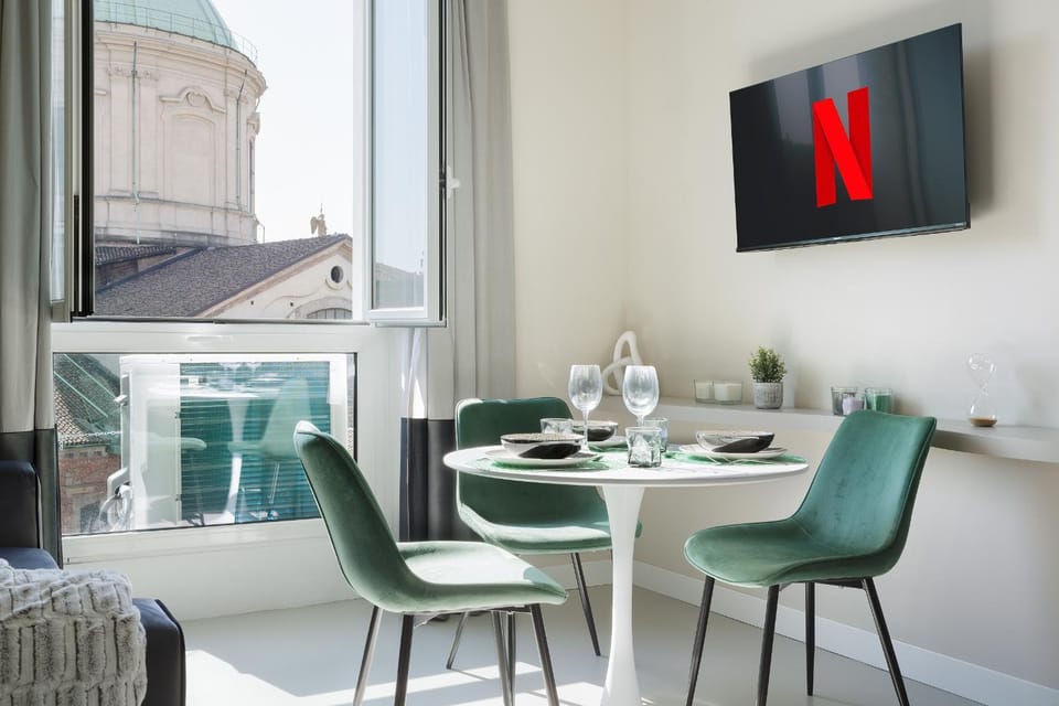 Communal lounge/ TV room, TV and multimedia, Living room, Seating area, Dining area, Evening entertainment
