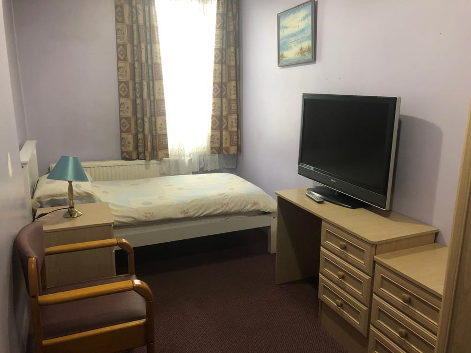 Bed, Bedroom, hair dresser