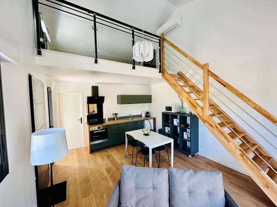 Kitchen or kitchenette, Living room