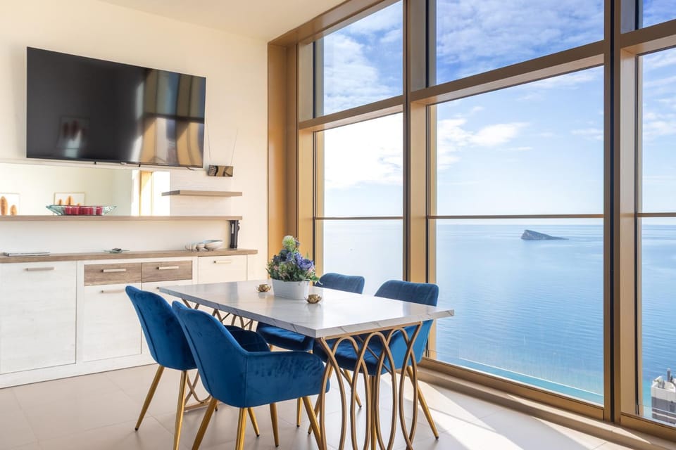 Natural landscape, TV and multimedia, Balcony/Terrace, Seating area, Dining area, Sea view