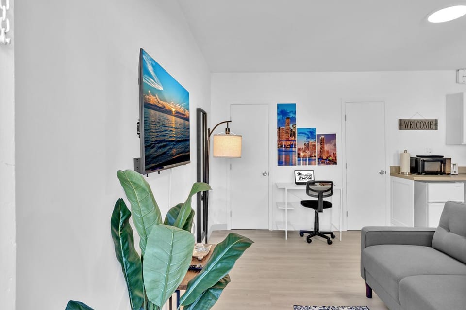 Hollywood Blvd Near The Beach "Hotel Like Suite" Apartment in Hollywood