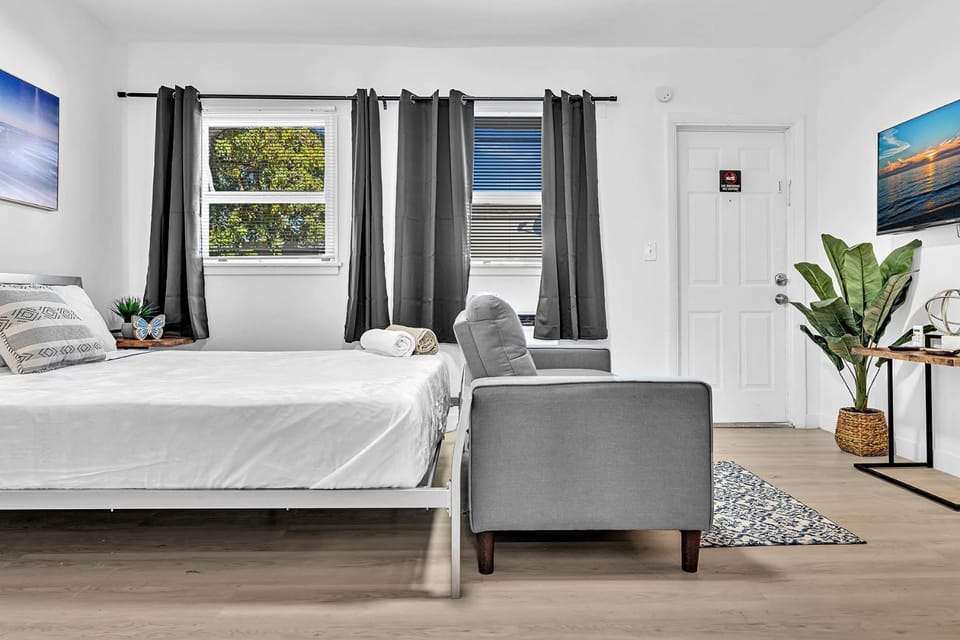 Hollywood Blvd Near The Beach "Hotel Like Suite" Apartment in Hollywood