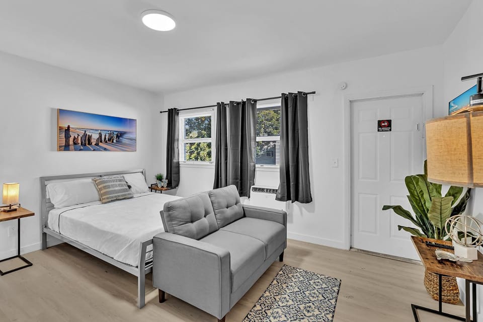 Young Circle & Hollywood Blvd Posh Studio Suite Apartment in Hollywood