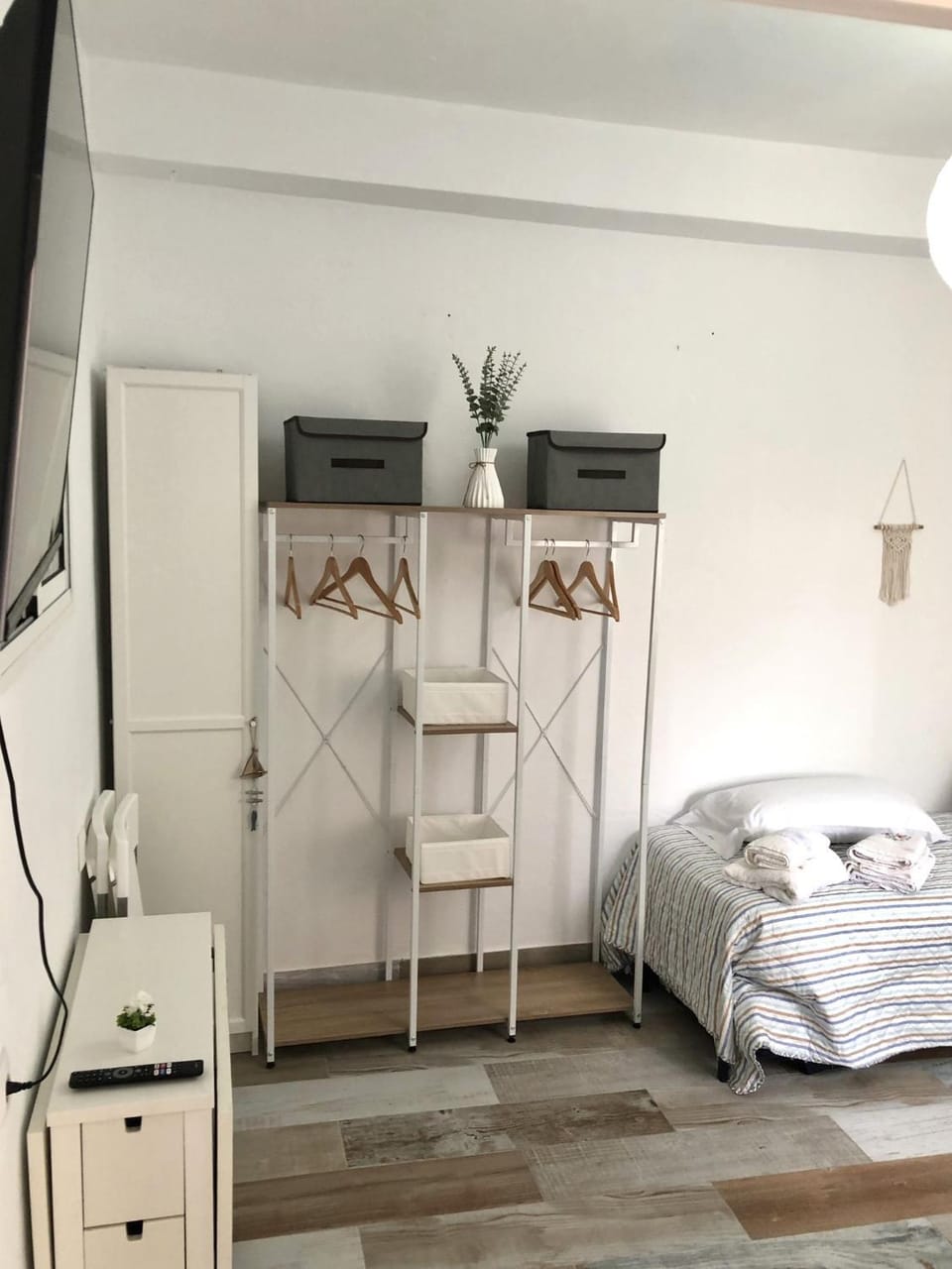 Bed, TV and multimedia, Bedroom, towels