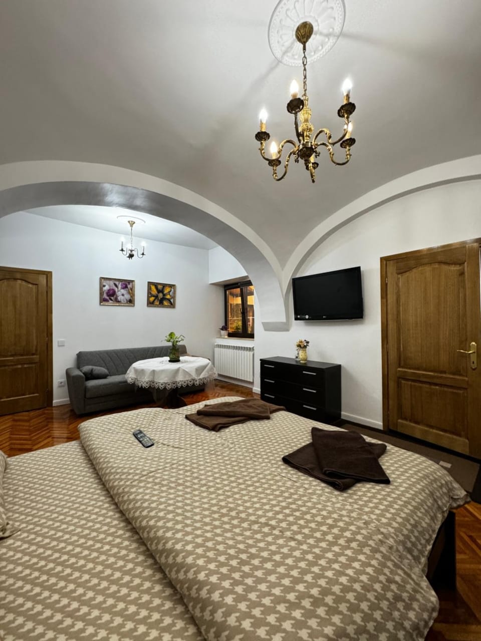 Communal lounge/ TV room, Bed, TV and multimedia, Living room, Photo of the whole room, Seating area, Evening entertainment, Bedroom, wardrobe
