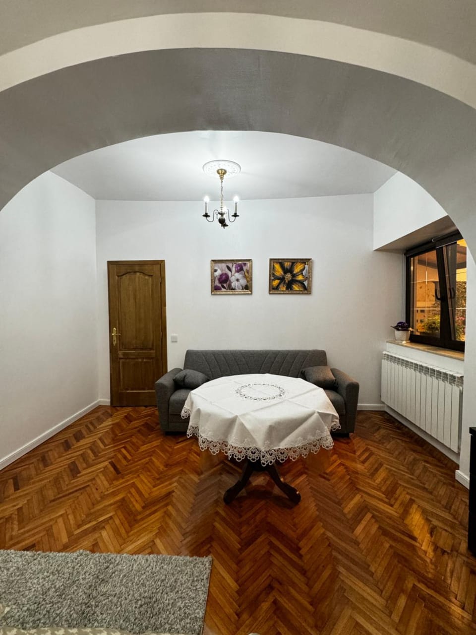 Bed, Living room, Photo of the whole room, Seating area, Bedroom, flat iron, internet