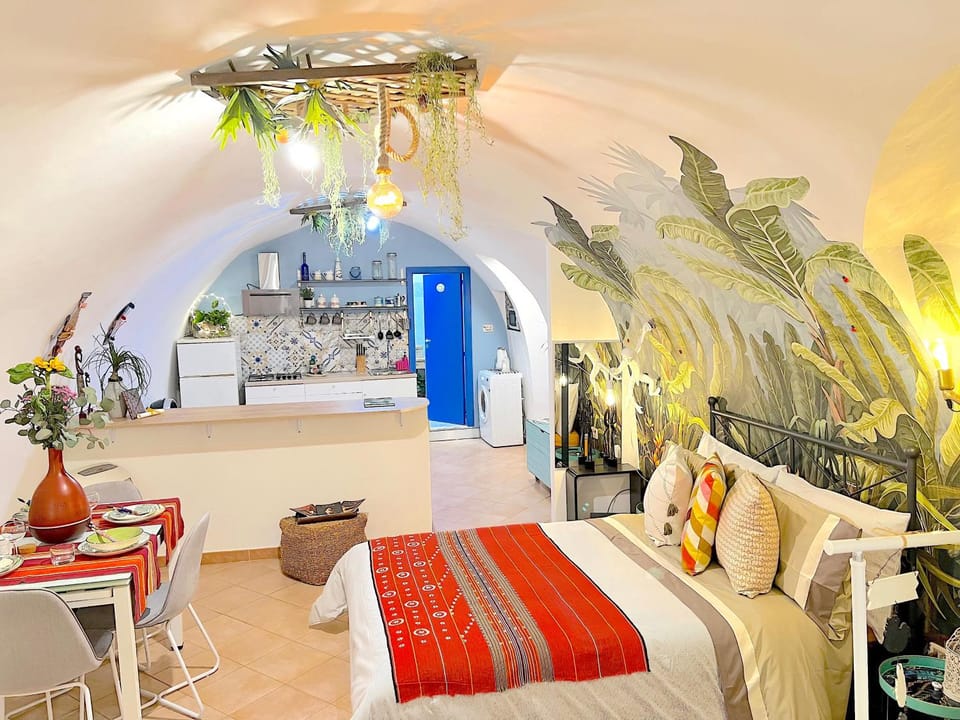 Bed, Photo of the whole room, Dining area, kitchen