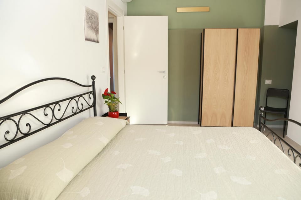 Bed, Bedroom, wardrobe, air conditioner