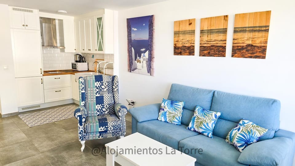 Kitchen or kitchenette, Living room, Dining area, minibar, stove