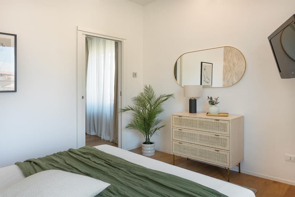 Bed, TV and multimedia, Photo of the whole room, Bedroom, wardrobe