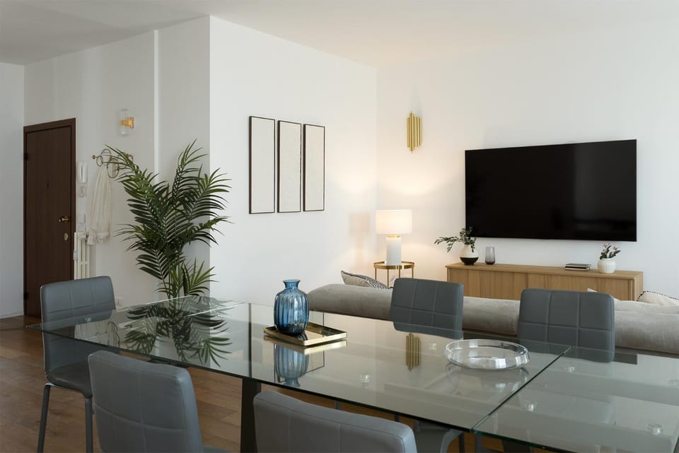Communal lounge/ TV room, TV and multimedia, Living room, Seating area, Dining area, Evening entertainment