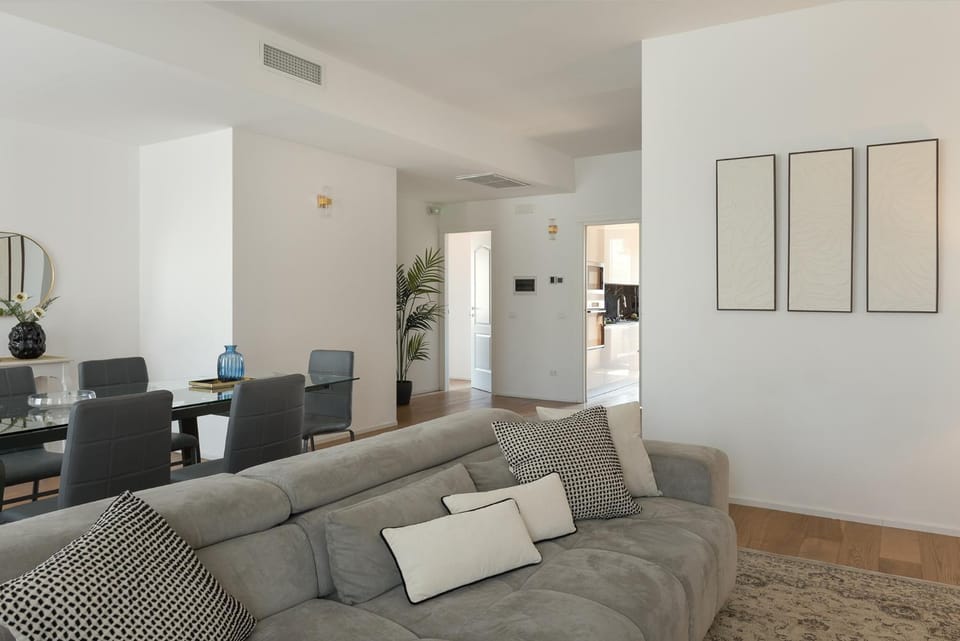 Kitchen or kitchenette, Living room, Seating area, Dining area, oven
