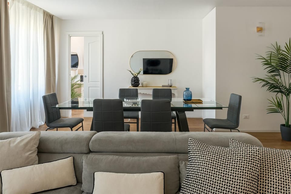 Communal lounge/ TV room, TV and multimedia, Living room, Seating area, Dining area, Evening entertainment