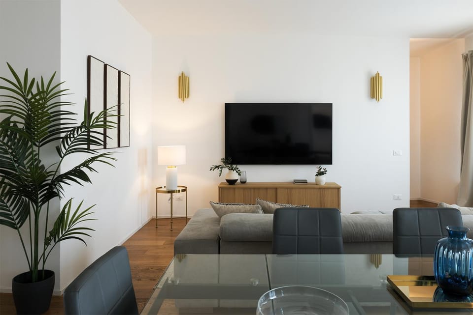 Communal lounge/ TV room, TV and multimedia, Living room, Seating area, Evening entertainment