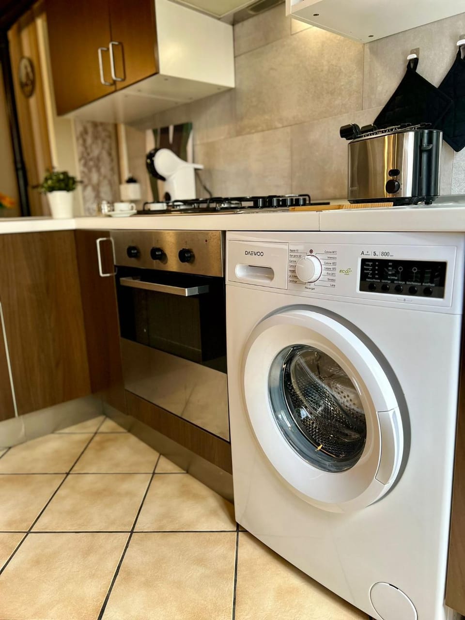 Kitchen or kitchenette, minibar, stove, washing machine