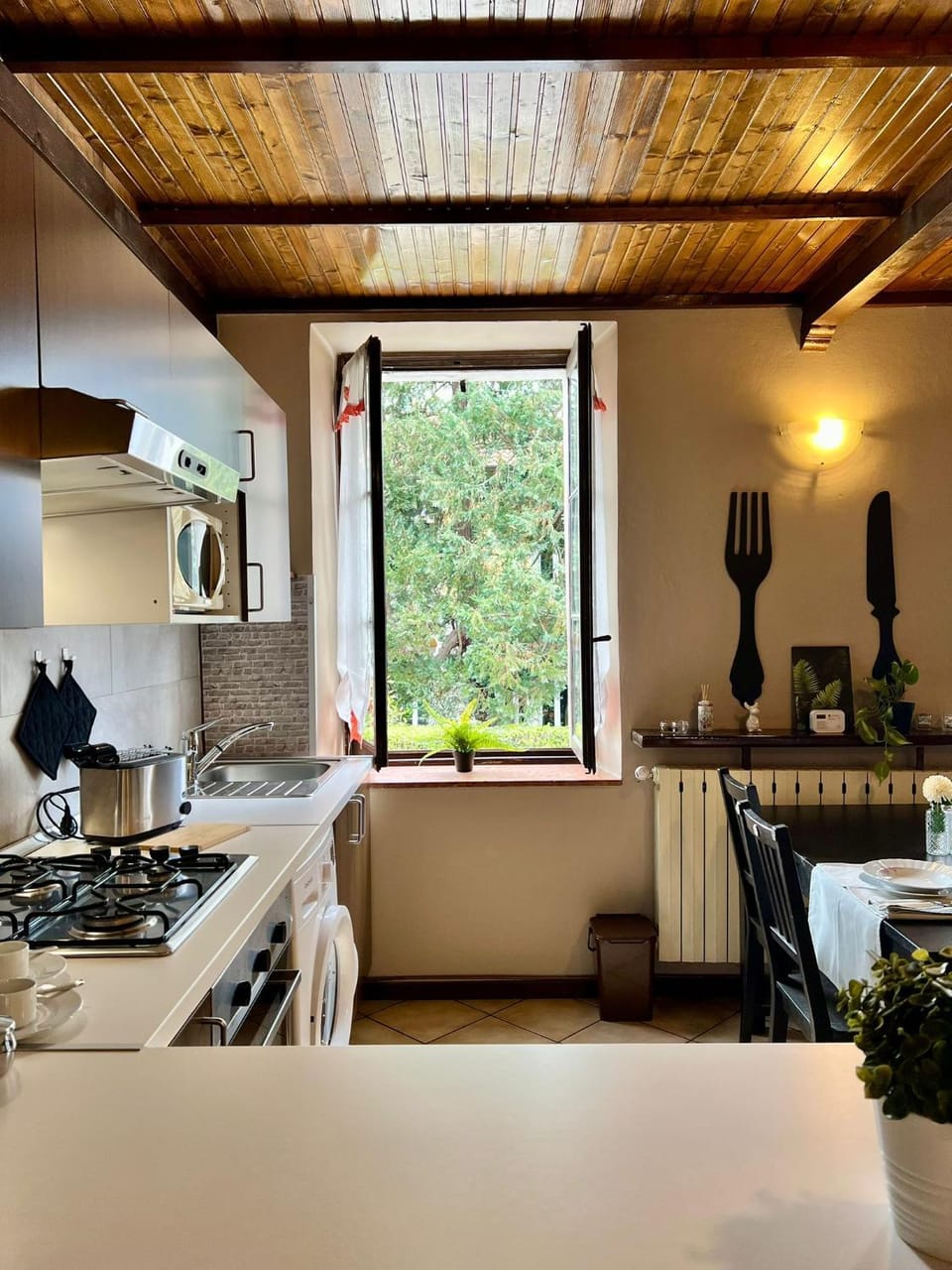 Kitchen or kitchenette, Dining area, minibar