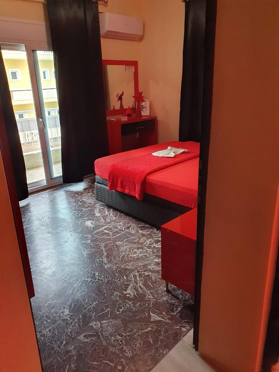 Bed, Photo of the whole room, Bedroom, air conditioner
