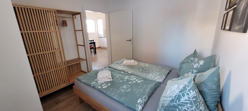 Photo of the whole room, Bedroom, wardrobe