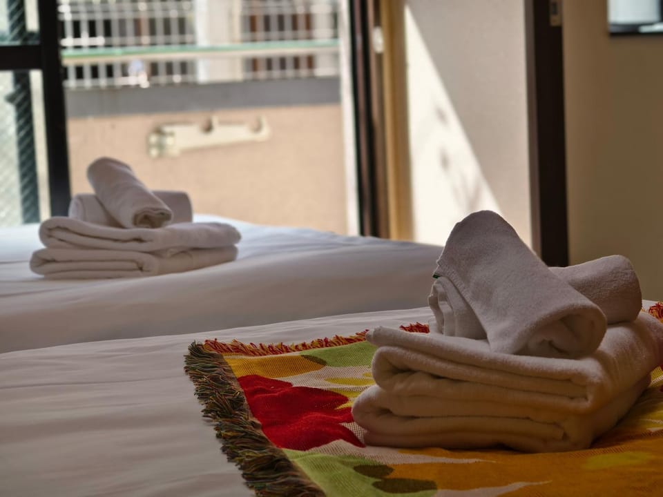 Bed, towels