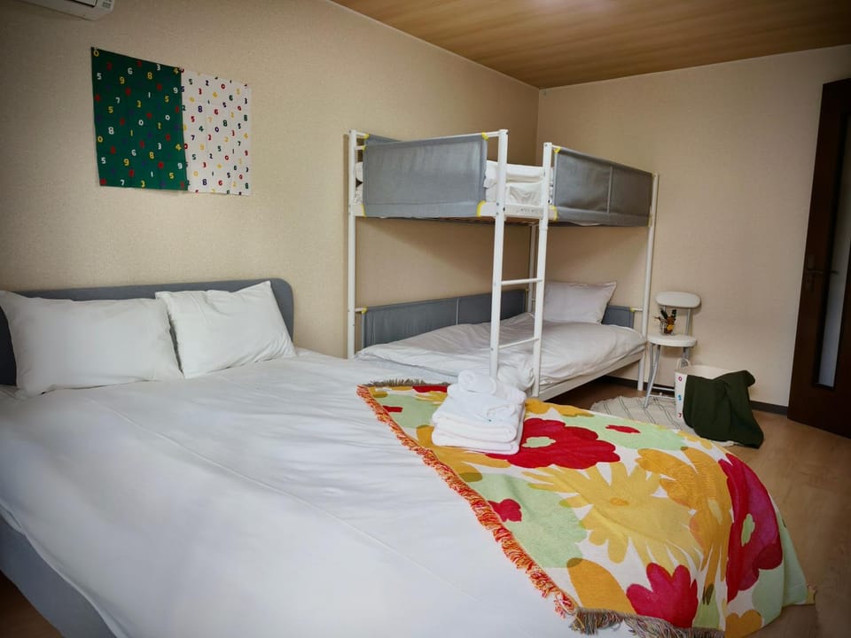 Bed, Photo of the whole room, Bedroom, bunk bed, hair dresser