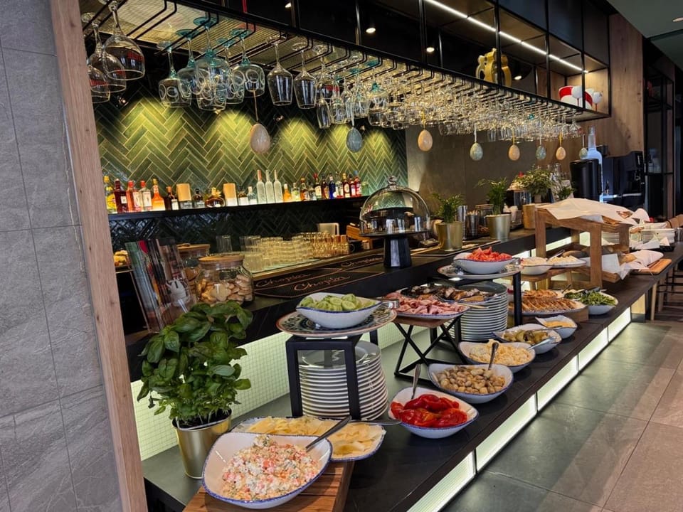 Restaurant/places to eat, Food and drinks, Food, Lunch