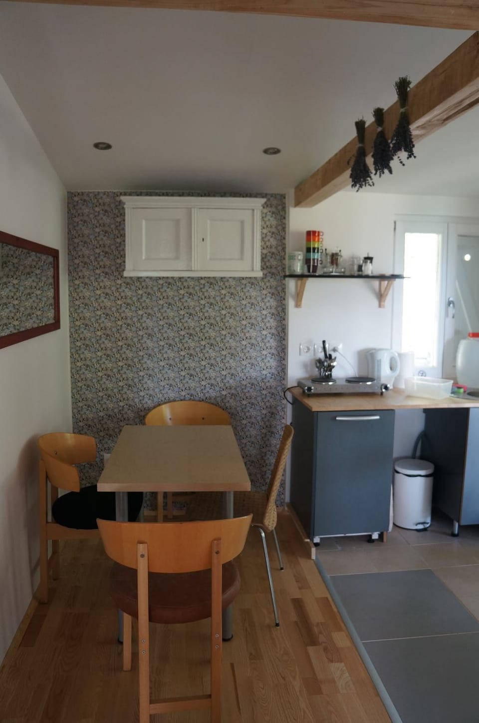 Kitchen or kitchenette, Dining area