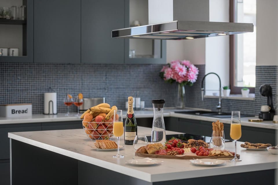 Property building, Coffee/tea facilities, Kitchen or kitchenette, Food and drinks, Food, Breakfast, Drinks