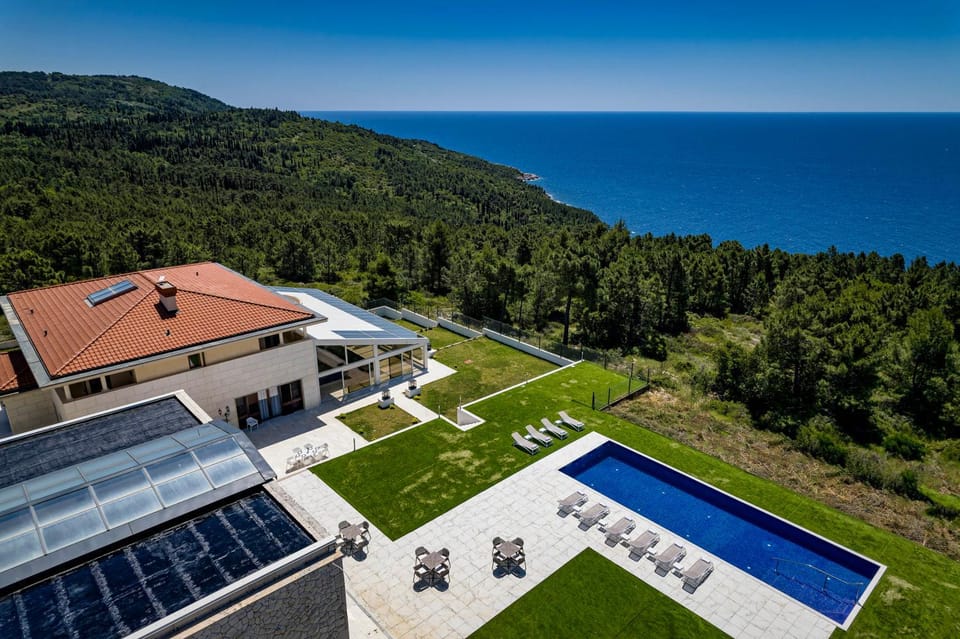 Property building, Natural landscape, Bird's eye view, Garden, Pool view, Sea view, Swimming pool, Swimming pool, sunbed
