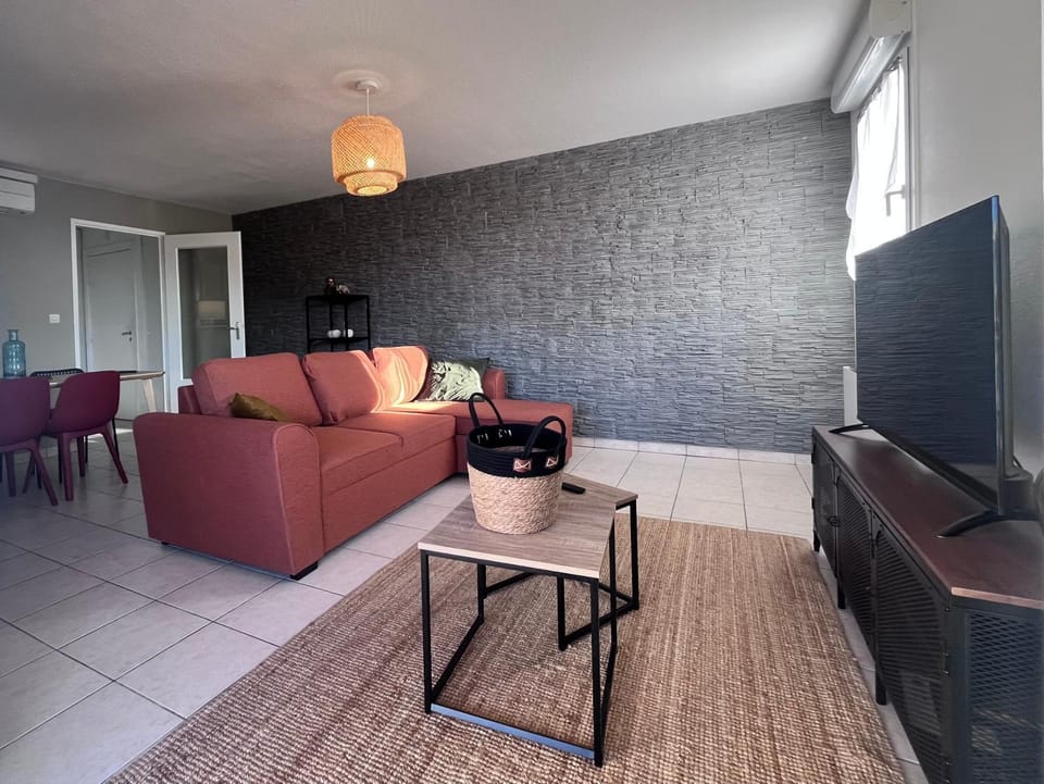 Appart climatisé lumineux terrasse piscine parking Apartment in Occitanie