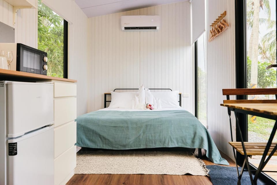 Bed, Kitchen or kitchenette