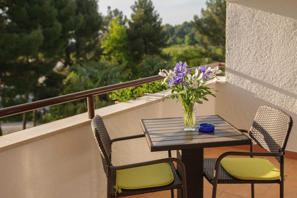 View (from property/room), Balcony/Terrace, Seating area, Garden view