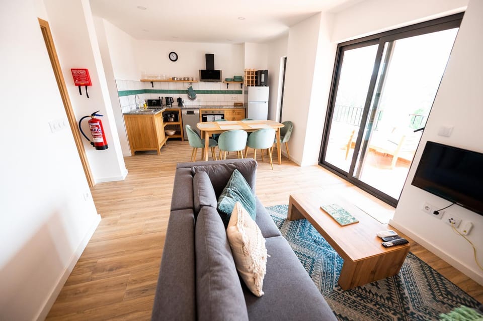 Coffee/tea facilities, Kitchen or kitchenette, Living room, Seating area, Dining area, stove