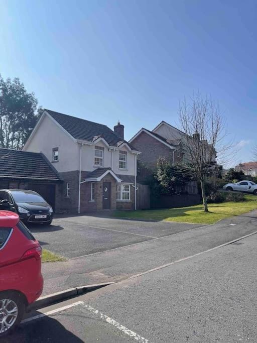 Spacious 4 bedroom house with large garden House in Northern Ireland
