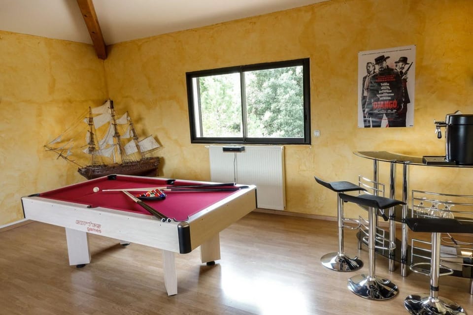 Billiard, Lounge or bar