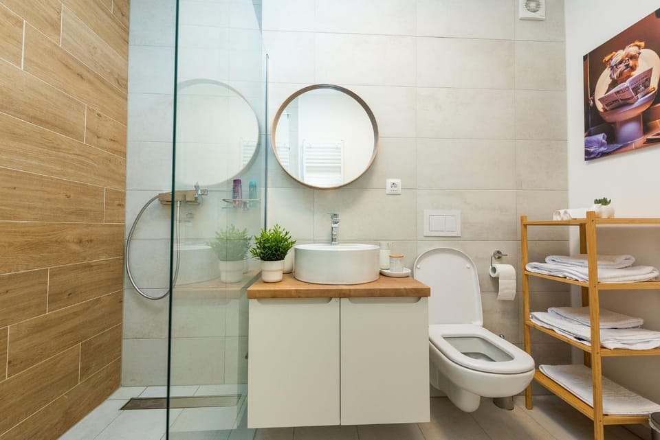 Shower, Toilet, towels