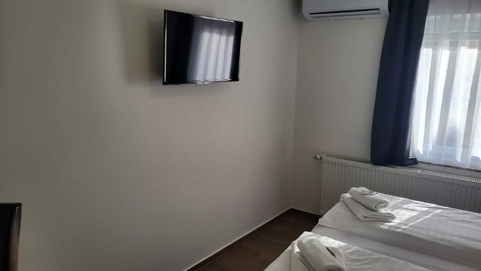 Bed, TV and multimedia, Bedroom, air conditioner