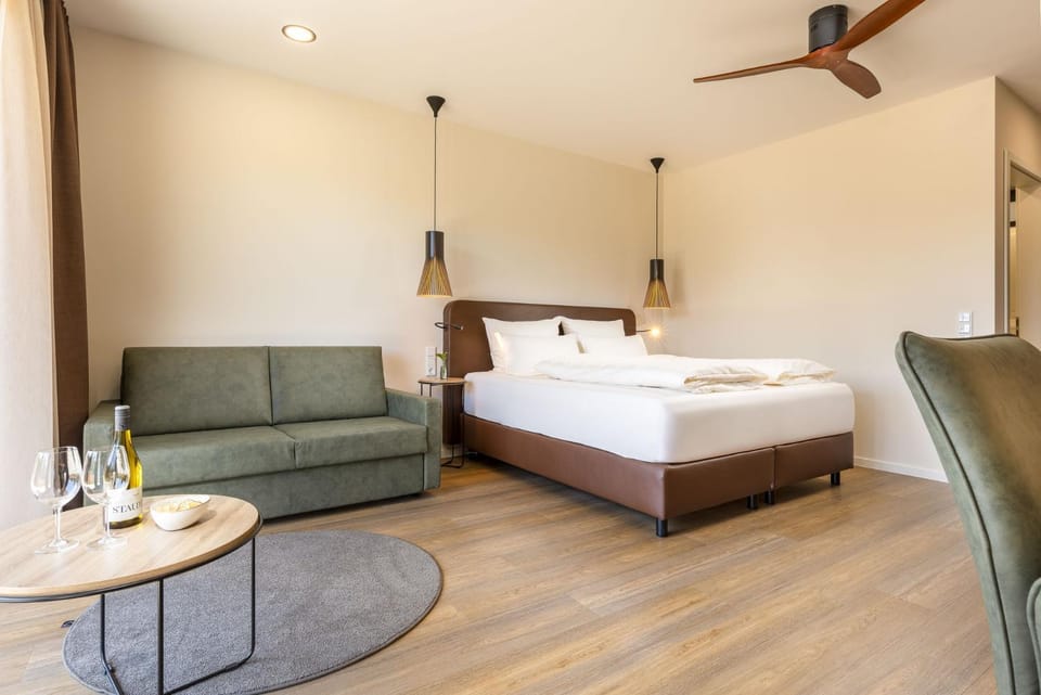 Bed, Photo of the whole room, Seating area