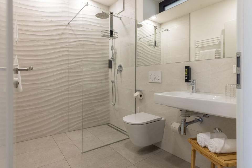 Shower, Toilet, Bathroom, towels