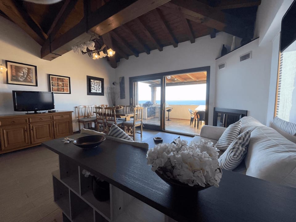 TV and multimedia, Living room, Seating area, Dining area