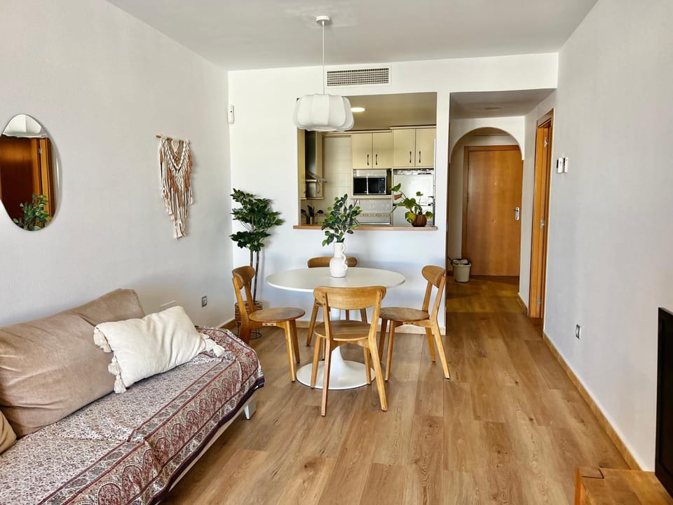TV and multimedia, Living room, Lounge or bar, Seating area, Dining area