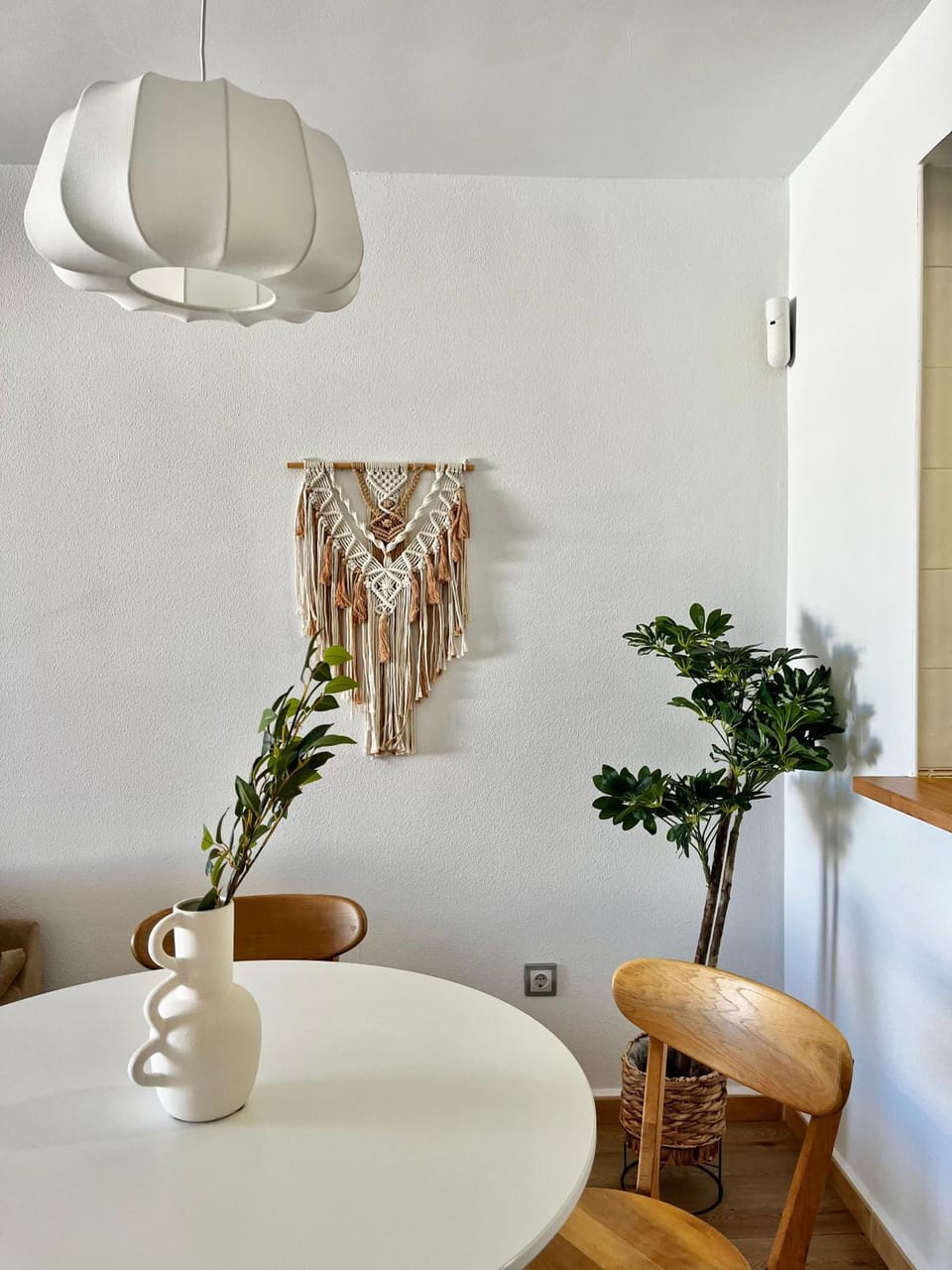 Living room, Decorative detail, Seating area, Dining area