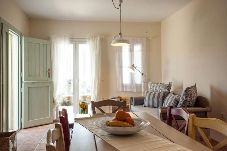 Living room, Food and drinks, Seating area, Dining area, Food
