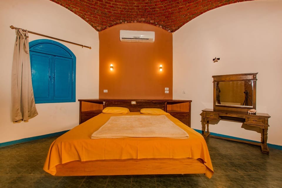 Bed, Photo of the whole room, Bedroom, air conditioner