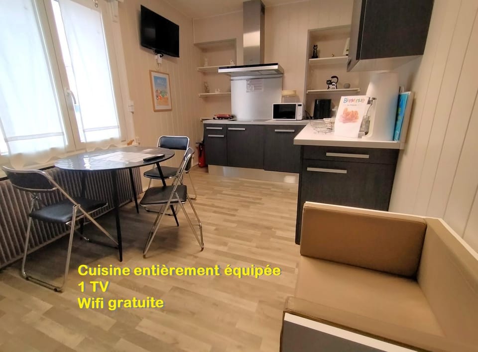 TV and multimedia, Coffee/tea facilities, Kitchen or kitchenette, Dining area, Meals, dishwasher, microwave, oven, pet friendly, stove, stove, toaster, kitchen
