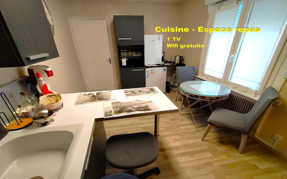 Property building, TV and multimedia, Coffee/tea facilities, Kitchen or kitchenette, Dining area, oven, pet friendly, stove, kitchen