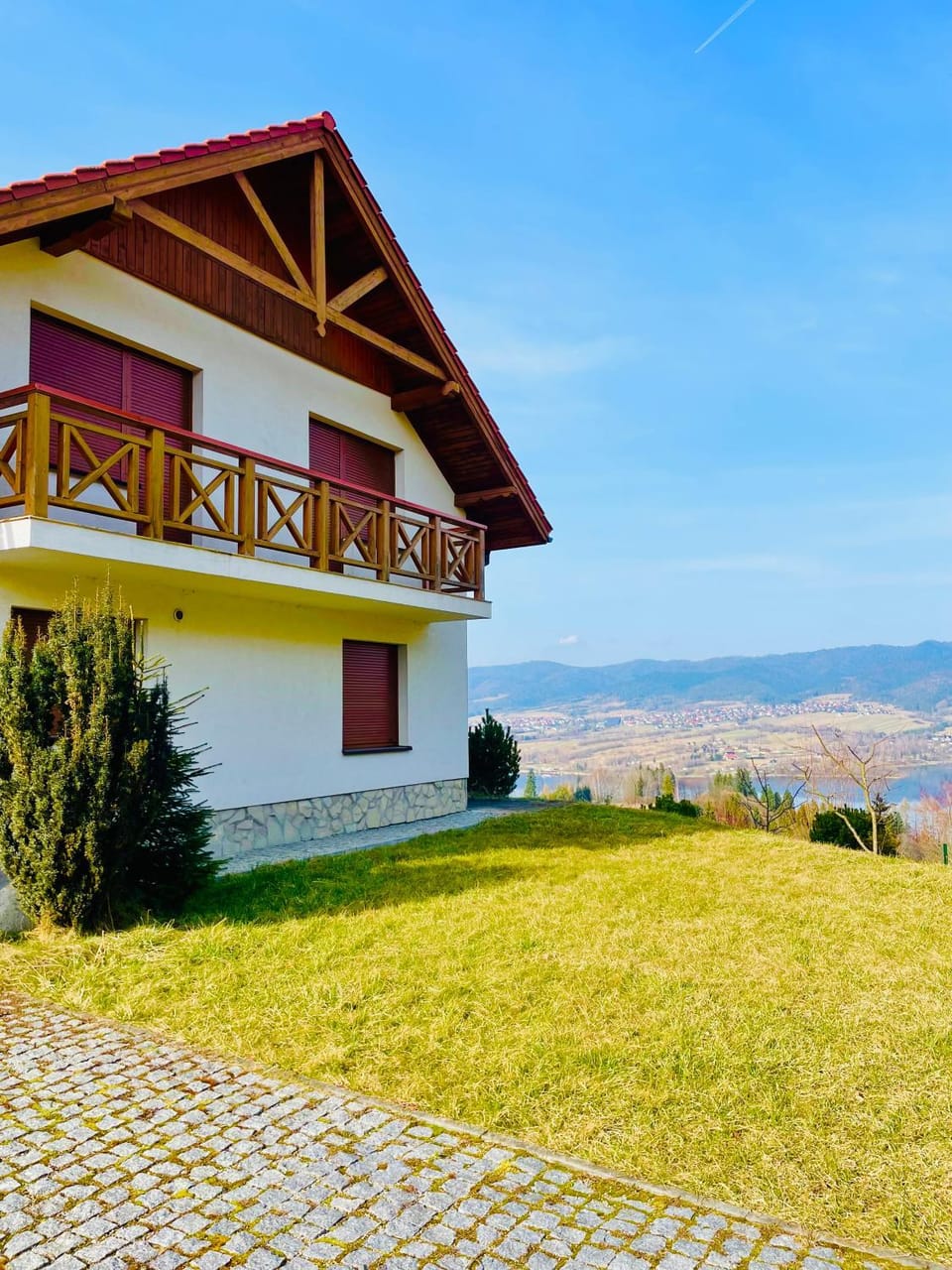 Property building, Natural landscape, Garden, Lake view